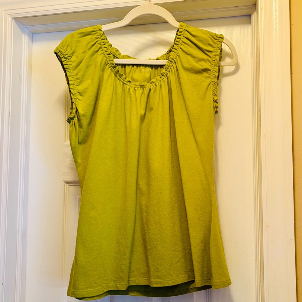 Gently used, LOFT Women's Pea Green Top 💚
